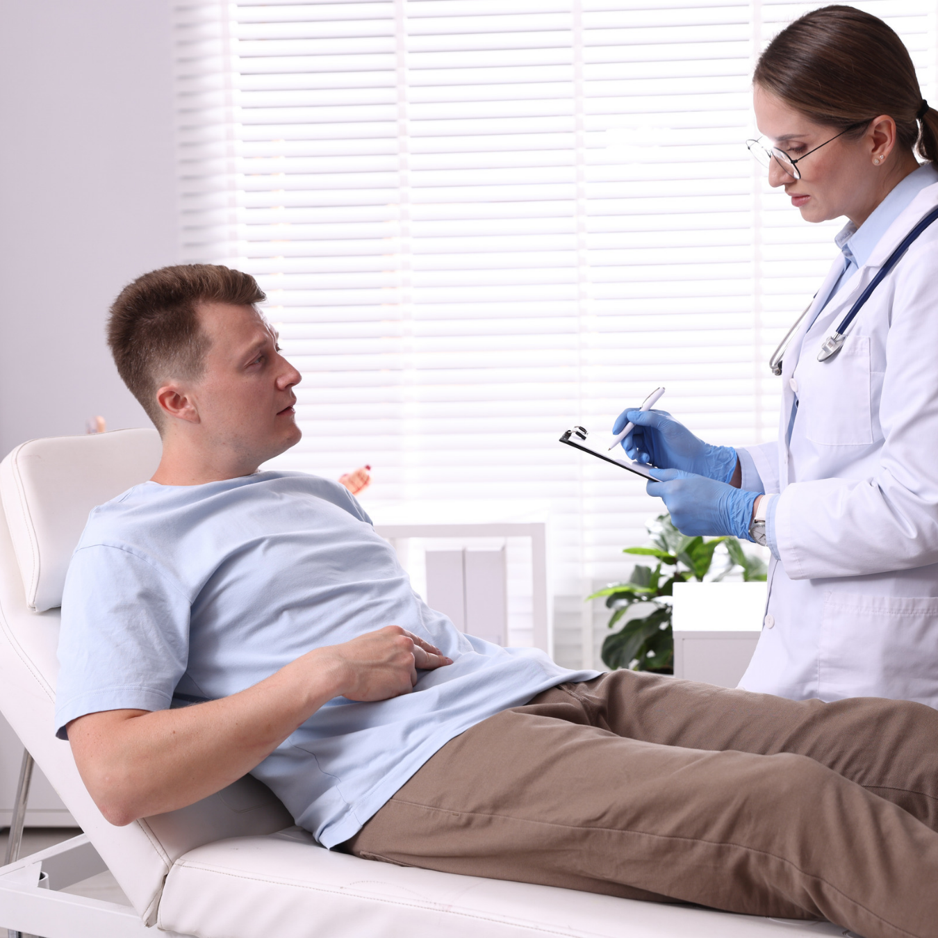 clinician talking to an examinee